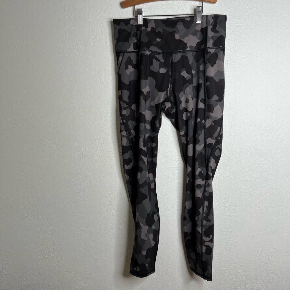 Athleta Women's Black Gray Lightning Camo 7/8 Tight Leggings Size M